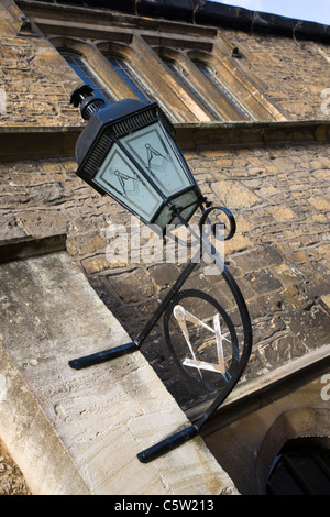 Symboles maçonniques sur un lampadaire en fer forgé à l'extérieur du lodge à Bradford-on-Avon Banque D'Images