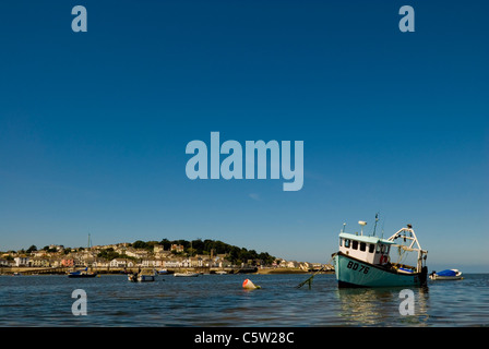 Bateau amarré a échoué sur l'estuaire de la rivière Torridge Appledore avec en arrière-plan, Côte Nord du Devon, England UK Banque D'Images