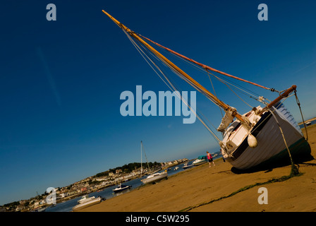 La location ou la location de échoué à Instow, estuaire de la rivière Torridge Appledore avec en arrière-plan, Côte Nord du Devon, England UK Banque D'Images