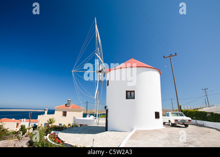 Un chiffon traditionnel navigué moulin converti en une maison à Sigri, sur Lesbos, Grèce. Banque D'Images