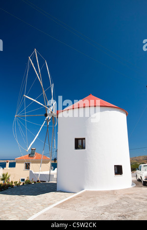 Un chiffon traditionnel navigué moulin converti en une maison à Sigri, sur Lesbos, Grèce. Banque D'Images