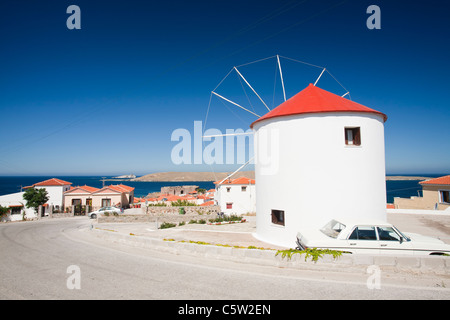 Un chiffon traditionnel navigué moulin converti en une maison à Sigri, sur Lesbos, Grèce. Banque D'Images