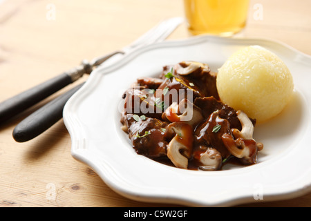 Goulasch de cerf aux champignons thym et boulette, close-up Banque D'Images