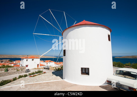 Un chiffon traditionnel navigué moulin converti en une maison à Sigri, sur Lesbos, Grèce. Banque D'Images