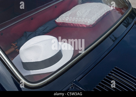 chapeau de soleil sur la tablette arrière de la voiture Banque D'Images