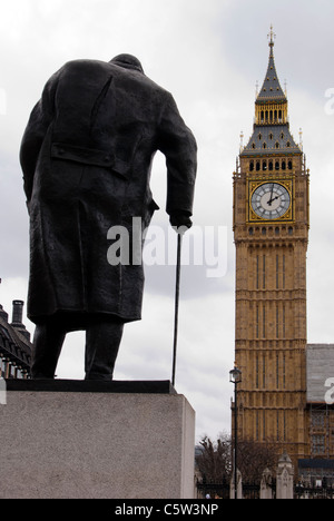 Winston Churchill statue et le Big Ben Banque D'Images