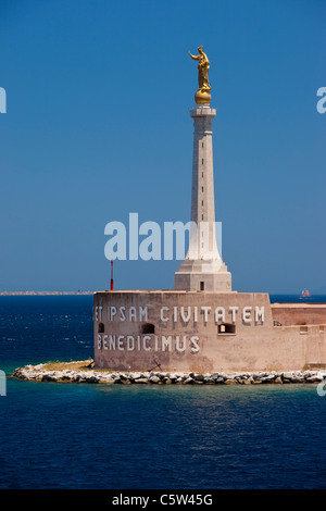 Vierge Marie surplombant port de Messine, Sicile Italie Banque D'Images