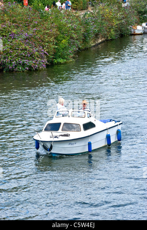 Navigation de plaisance sur la rivière Medway Banque D'Images