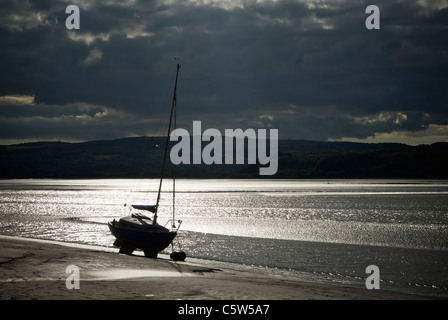 Location de bateaux à marée basse sur le fleuve de l'estuaire de Kent, Arnside, Cumbria, Angleterre, Royaume-Uni Banque D'Images