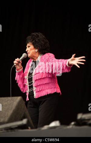 Wanda Jackson effectuant à la latitude Festival 2011, Suffolk, Angleterre, Royaume-Uni. Banque D'Images