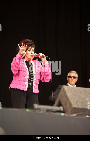 Wanda Jackson effectuant à la latitude Festival 2011, Suffolk, Angleterre, Royaume-Uni. Banque D'Images