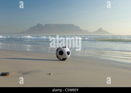 L'Afrique, Afrique du Sud, Cape Town, ballon de soccer on beach Banque D'Images