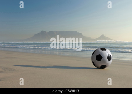L'Afrique, Afrique du Sud, Cape Town, ballon de soccer on beach Banque D'Images
