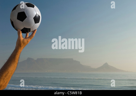 L'Afrique, Afrique du Sud, Cape Town, personne holding soccer ball, close-up Banque D'Images