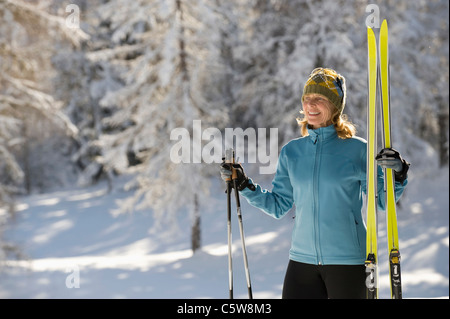 L'Autriche, Tyrol, Seefeld, Wildmoosalm, Woman holding skis de fond Banque D'Images