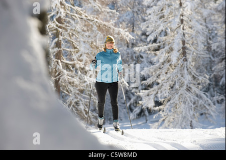 Autriche, Tyrol, Seefeld, femme, ski de fond Banque D'Images