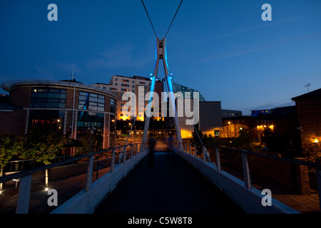 Une passerelle au-dessus de la Leeds et Liverpool Canal dans le centre-ville de Leeds au crépuscule Banque D'Images