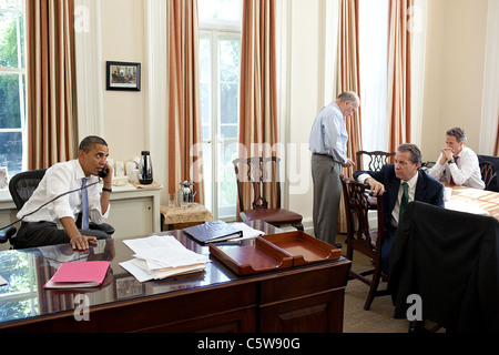 Le président Barack Obama parle au téléphone avec le leader de la Chambre Nancy Pelosi et le chef de la majorité au Sénat Harry Reid Banque D'Images