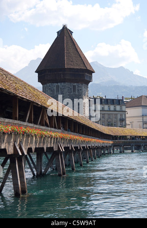 La Suisse, Lucerne, rivière Reuss avec pont de la chapelle et château d'eau Banque D'Images