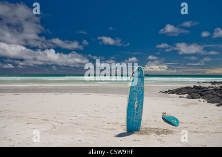 Des planches de surf sur une plage de sable blanc à Bahia Tortuga, Galapagos Banque D'Images