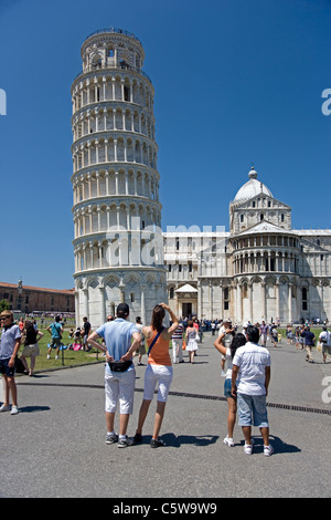 Les touristes près du Duomo et la tour penchée de Pise Toscane Italie Banque D'Images