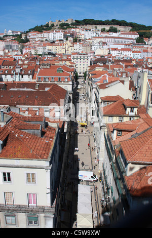 Portugal, Lisbonne, vue sur quartier de Baixa avec château Sao Jorge en arrière-plan Banque D'Images