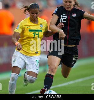 Fabiana du Brésil (14) et Lauren Cheney des États-Unis (12) course à la balle lors d'un 2011 Women's World Cup Match. Banque D'Images