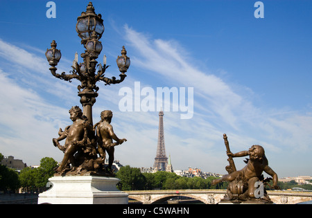 France, Paris, le Pont Alexandre III, des statues en bronze, de la Tour Eiffel en arrière-plan Banque D'Images