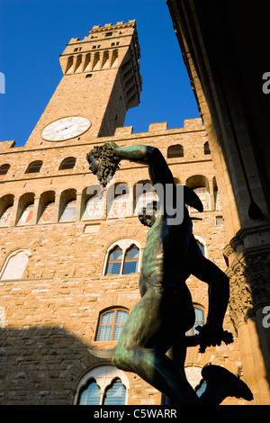 Italie, Toscane, Florence, Palazzo Vecchio, statue en premier plan, low angle view Banque D'Images