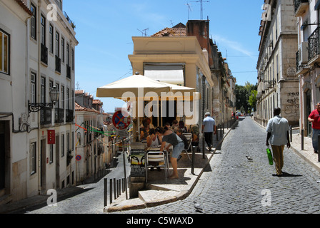 Un petit café sur une rue pavée dans le quartier du Bairro Alto de Lisbonne, au Portugal. Banque D'Images