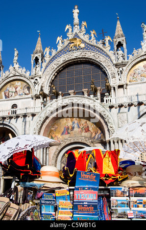 L'Italie, Venise, basilique San Marco, décrochage souvenirs en premier plan Banque D'Images