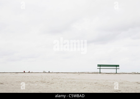 Allemagne, Schleswig-Holstein, Amrum, banc de parc sur la plage Banque D'Images