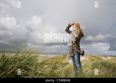 Allemagne, Schleswig Holstein, Amrum, Femme regardant la mer Banque D'Images