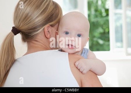 Allemagne, Munich, Mère avec (2-5 mois) Baby Boy Banque D'Images