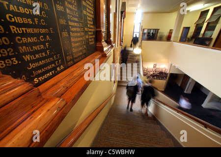 Le starirway au Collège Nelson, Nouvelle-Zélande, avec Ernest Rutherford Seigneur son nom sur la plaque sur le mur, à gauche Banque D'Images