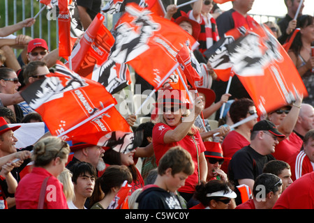 Crusdaers fans agitent leurs drapeaux avant un match au Trafalgar Park, Nelson, Nouvelle-Zélande Banque D'Images