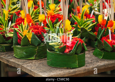 LOI KRATHONG flotteurs sont faites à l'ACCUEIL ET DE LA VIE au cours de l'orphelinat festival à PHANGNGA - KHAO LOK, THAÏLANDE Banque D'Images