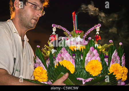 GARRETT BODHI lance une Loi Krathong flotter sur une rivière dans le cadre du festival du même nom - KURABURI, THAÏLANDE Banque D'Images