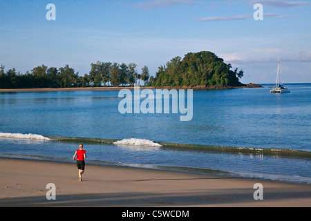 Un jogger et catamaran sur KOH PHRA THONG près du Golden Buddha resort - Thaïlande Banque D'Images