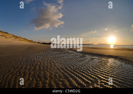 Arisaig Bay au coucher du soleil avec vue sur l'île de Rum, au nord-ouest de l'Écosse, Grande-Bretagne. Banque D'Images