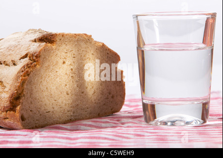 Du pain et un verre d'eau, close-up Banque D'Images