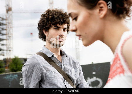 Allemagne, Berlin, Young Man, woman, side view, portrait, close-up Banque D'Images