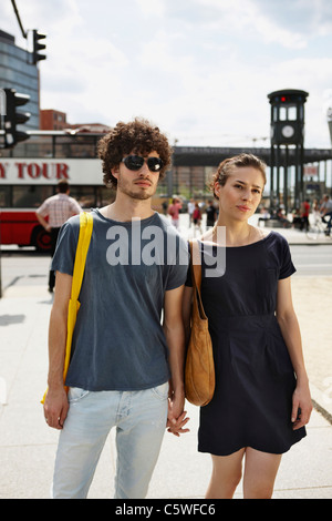 Allemagne, Berlin, Young couple main dans la main, portrait Banque D'Images