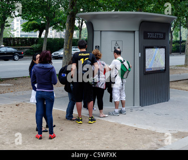 Attente des touristes d'utiliser les toilettes publiques par la tour Eiffel à Paris, France Banque D'Images