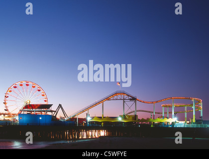 USA, Californie, Los Angeles, Vue du parc d'attractions sur la plage au soir Banque D'Images