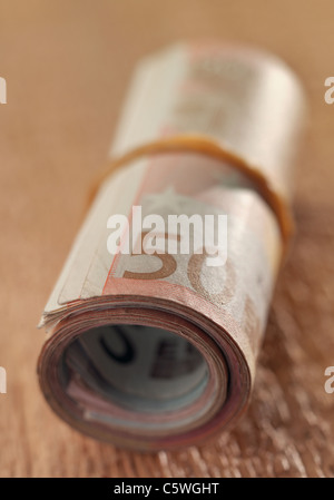 Close up de l'euro rubberband roulées avec Banque D'Images