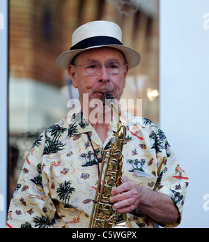 Saxophoniste dans un groupe de jazz dans les rues de Paris, France Banque D'Images