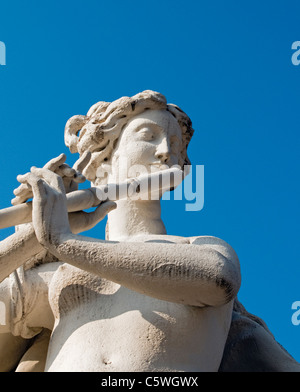 La sculpture baroque de joueur de flûte dans le jardin du château du Belvédère, Vienne (Wien, Autriche) Banque D'Images