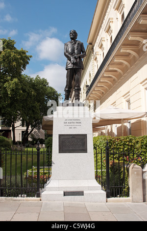 Statue de l'Air Chief Marshal Sir Keith Park Waterloo Place London UK Banque D'Images