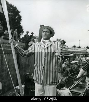 LAURENCE HARVEY ((1928-1973) à Bray Lock, Maidenhead, en 1956, alors qu'il filmait trois hommes dans un bateau Banque D'Images